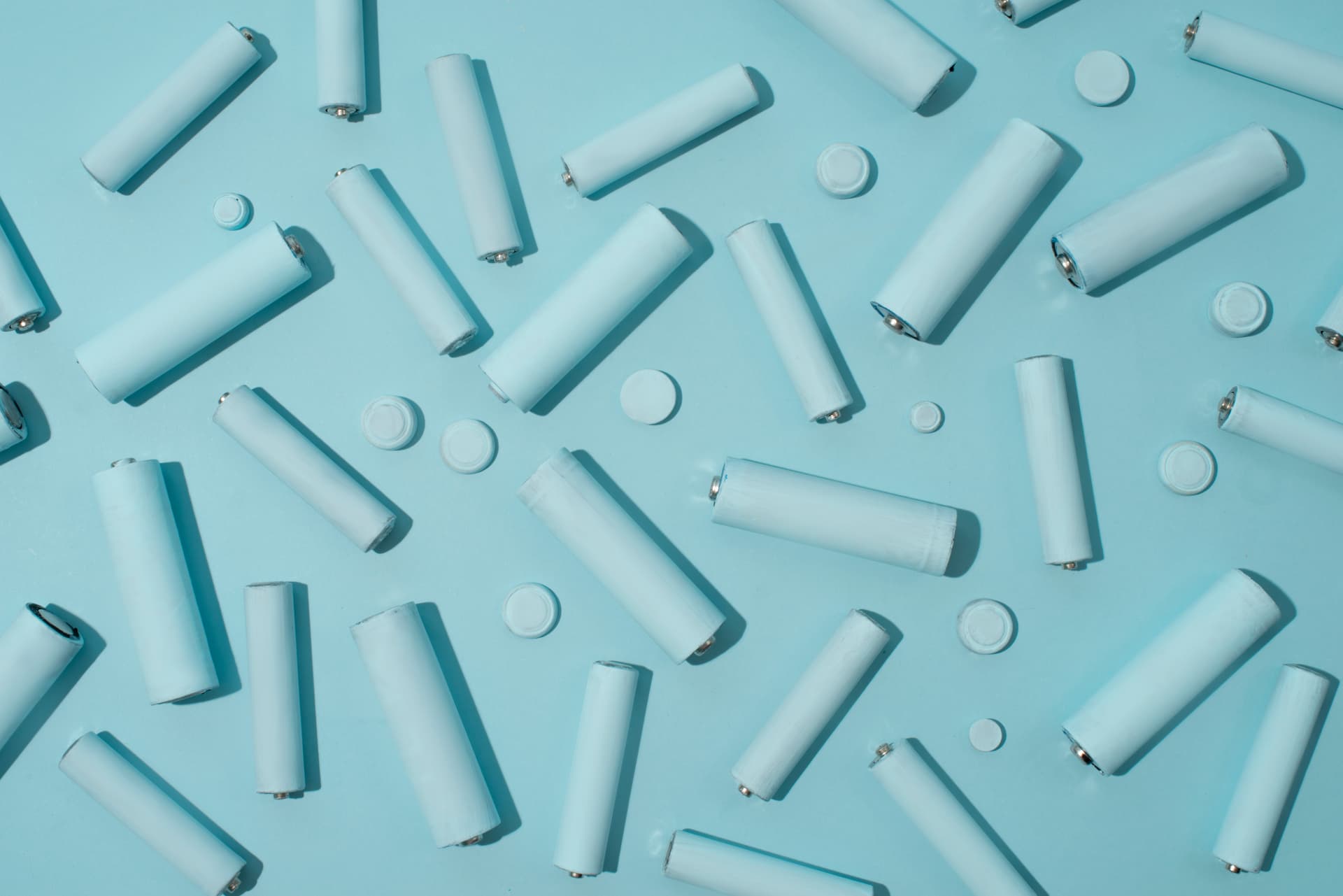 Крупный план цилиндрических литий-ионных аккумуляторных элементов