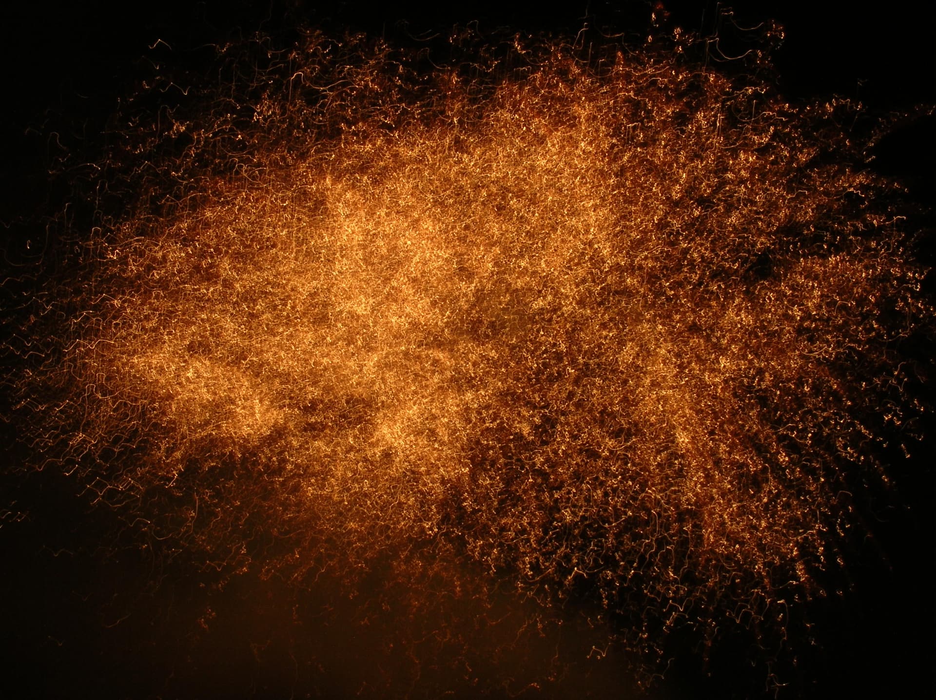 Современная кухня с микроволновой печью из нержавейки над плитой