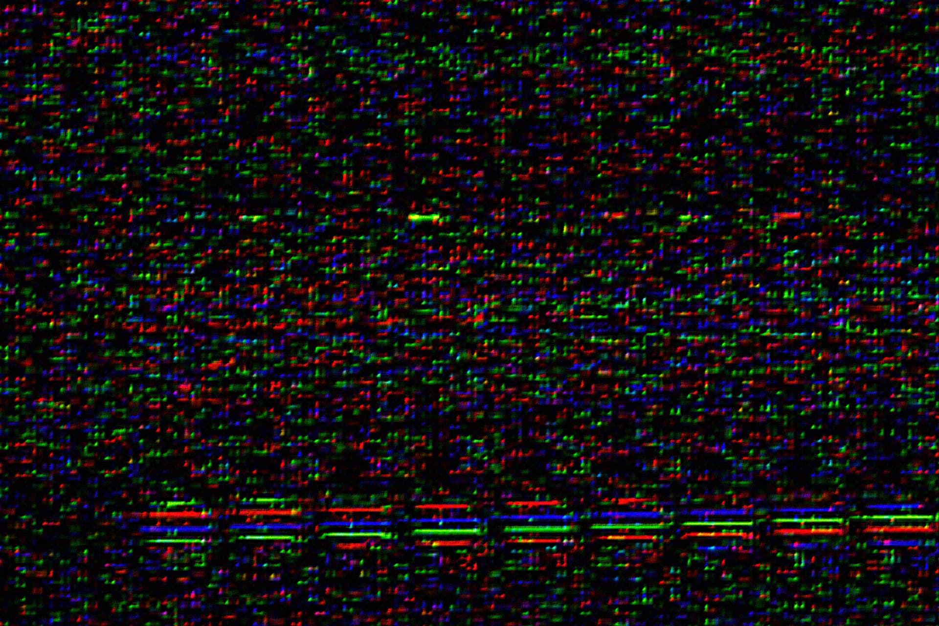 Просторная гостиная с большим плоским телевизором на стене