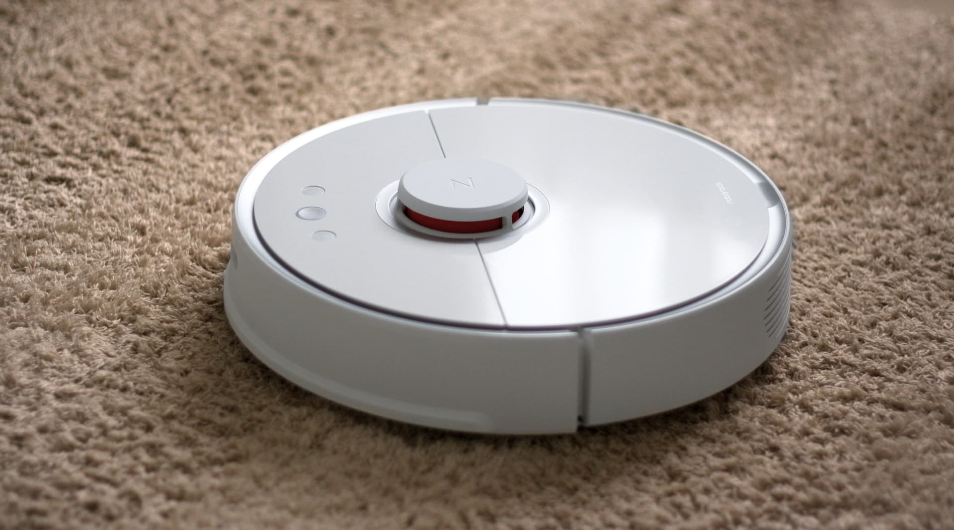 Робот-пылесос iRobot Roomba на паркетном полу