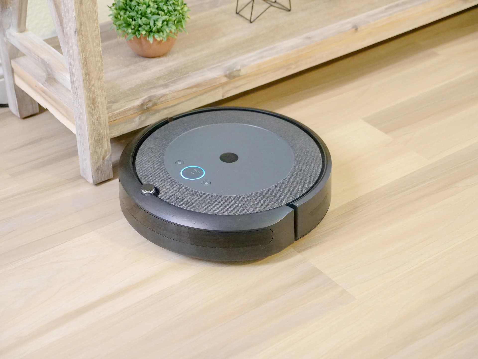 Робот-пылесос iRobot Roomba на паркетном полу