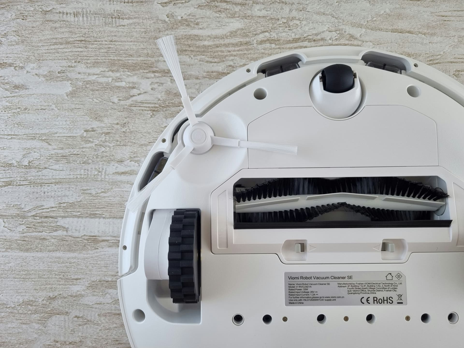 Робот-пылесос iRobot Roomba на паркетном полу